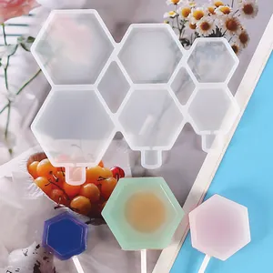 Vue détaillée d'un moule en silicone hexagonal avec des sucettes colorées finies