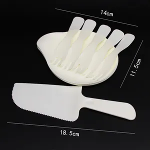 Vue détaillée du service à gâteau jetable en plastique blanc affichant les dimensions