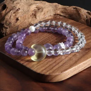 Détail du bracelet double rang améthyste et quartz avec croissant de lune et lion