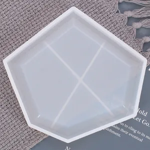Vista detallada de un molde de silicona hexagonal para posavasos de resina DIY.