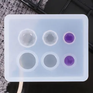 Detalle de un molde de silicona redondo de 6 cavidades con muestras de joyería en resina