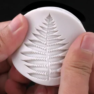 Primer plano de molde de silicona para hojas de helecho con textura fina y flexible