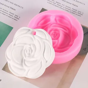 Gedetailleerd beeld van roze camelia siliconen mal met wit aromatherapie ornament.
