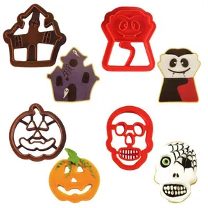 Vista detallada de los moldes para galletas de Halloween con los moldes y galletas