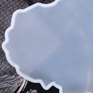 Primo piano di uno stampo in silicone traslucido con bordi ondulati per resina e creazioni DIY.