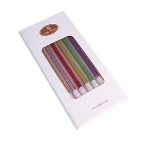 Set mit 6 bunten langen dünnen Geburtstagskerzen für Tortendeko in weißer Box.