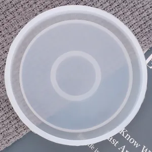 Vista superior detallada de un molde circular de silicona translúcida para posavasos de DIY