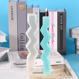 Vue détaillée du long moule en silicone en zigzag et de la bougie parfumée bleue