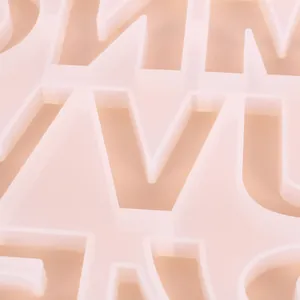 Détail en gros plan d'un moule en silicone translucide pour lettres majuscules en résine DIY