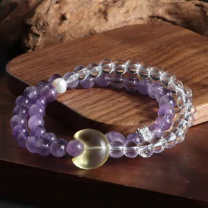 Vue détaillée d'un bracelet double en améthyste et cristal avec pendentif lune jaune