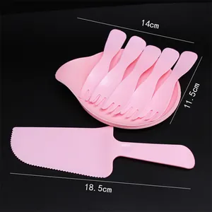 Vue détaillée montrant les dimensions du set couteau, fourchette et assiette jetables roses