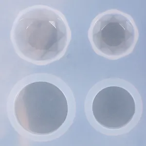 Primer plano de molde de silicona translúcido con cavidades redondas y facetadas