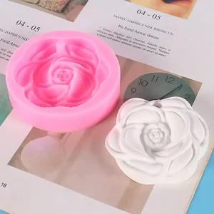Gedetailleerd beeld van een roze camellia siliconen mal met een wit gipsen bloemstuk