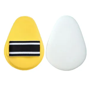 Detailweergave van grote bodylotion-applicatorspons met elastische band