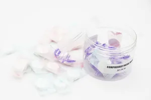 Detailansicht einzelner komprimierter Gesichtsmasken-Pillen in einer 30-Stück-Dose.