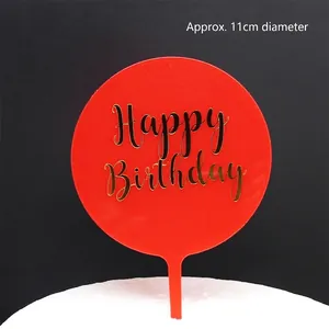 Primer plano de un adorno de tarta rojo con texto Happy Birthday dorado, diámetro 11cm