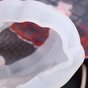 Dettaglio macro del bordo ondulato irregolare di uno stampo in silicone per sottobicchieri resina