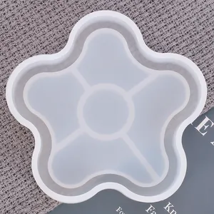 Vista detallada de molde de silicona con forma de flor para posavasos de resina artesanal