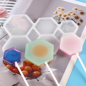 Vue détaillée d'un moule en silicone pour sucettes hexagonales avec friandises colorées