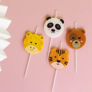 Vue détaillée d'un ensemble de bougies d'anniversaire animaux mignons pour gâteaux