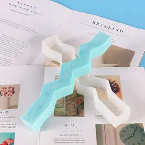 Vue détaillée du moule en silicone géométrique ondulé et bougie parfumée bleu clair
