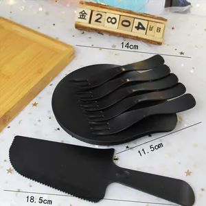 Vue détaillée d'un ensemble de couverts à gâteau jetables noirs avec mesures de taille