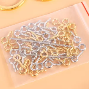 Vue détaillée de pitons à vis dorés et argentés avec forets pour loisirs créatifs DIY.