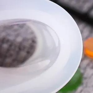 Detalle macro de cerca que muestra la textura suave y traslúcida de un molde de silicona para resina