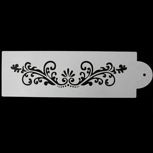 Dettaglio ravvicinato di un motivo floreale simmetrico su uno stencil bianco per decorazione torte