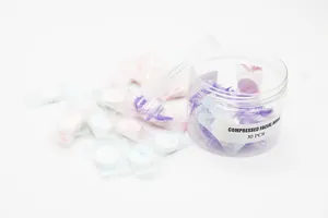 Detailansicht komprimierter Gesichtsmasken-Tabletten in Einzelverpackung und Dose