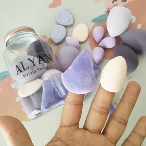 Vista detallada de las mini borlas para dedos y esponjas de maquillaje en un set de 16 piezas.