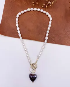 Dettaglio della collana vintage in perle barocche naturali con ciondolo a cuore scuro