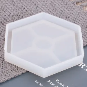 Vista detallada de un molde de silicona hexagonal para posavasos de resina epoxi DIY.