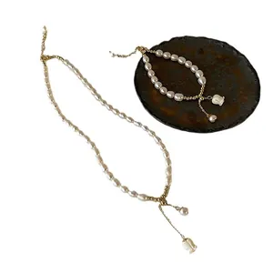 Elegantes Set aus Süßwasserperlenkette und Armband mit Muschelblumen-Anhänger im Retro-Stil