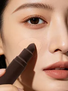Dettaglio macro della spugnetta per trucco a forma di rossetto che applica il fondotinta