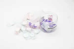 Detailansicht von 30 Stück komprimierten Gesichtsmasken in Einzelverpackung und Dose