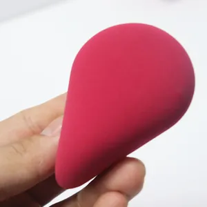 Primo piano di una grande spugnetta per trucco rossa a forma di ventaglio, morbida