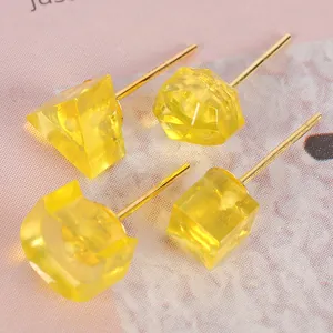 Gros plan sur des moules en silicone jaunes pour boucles d'oreilles en résine