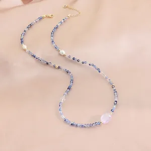 Collier élégant en cristal bleu avec perles et un pendentif Pixiu en calcédoine rose