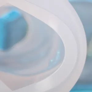 Primer plano macro de un molde de silicona translúcido con efecto espejo para resina
