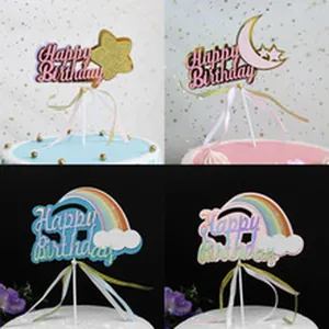 Detalle de adornos para tarta de cuero con motivos de estrellas, lunas y arcoíris.