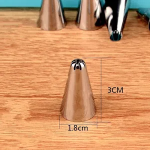 Detailansicht einer Gebäck-Spritztülle aus Edelstahl mit 3 cm Höhe und 1,8 cm Durchmesser
