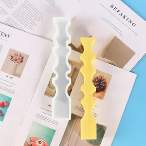 Vue détaillée du long moule en silicone géométrique irrégulier et de la bougie