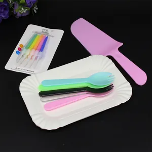 Kit vaisselle jetable pour gâteau avec assiette blanche, couteau rose et bougies.