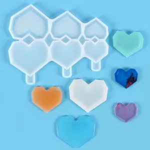 Vue détaillée du moule en silicone en forme de cœur avec divers échantillons de résine