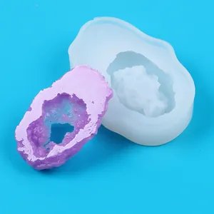 Detailansicht einer Silikonform mit einem fertigen violetten Harzkristall-Geoden-Stück