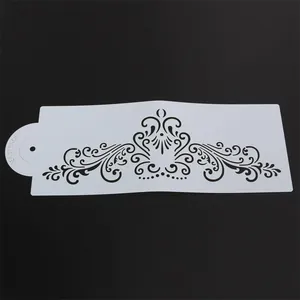 Vista dettagliata del motivo filigranato su uno stencil bianco per decorazione torte.