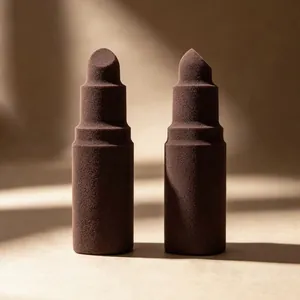 Primo piano di spugnette trucco marroni a forma di rossetto con punte oblique e arrotondate