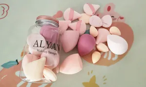 Variedad de esponjas de maquillaje rosa en un tarro, incluyendo mezcladores y triángulos.