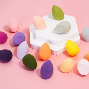 Nahaufnahme eines 12-teiligen bunten Make-up-Schwamm-Sets in verschiedenen Formen und Größen